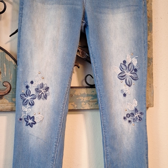 Black Daisy Floral Design Jeans Excellent Condition NWT Size 3 - Picture 10 of 15